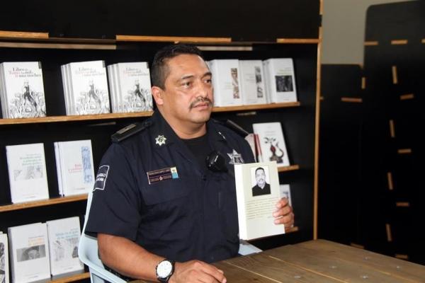 Policía de Guadalajara publica libro de poemas